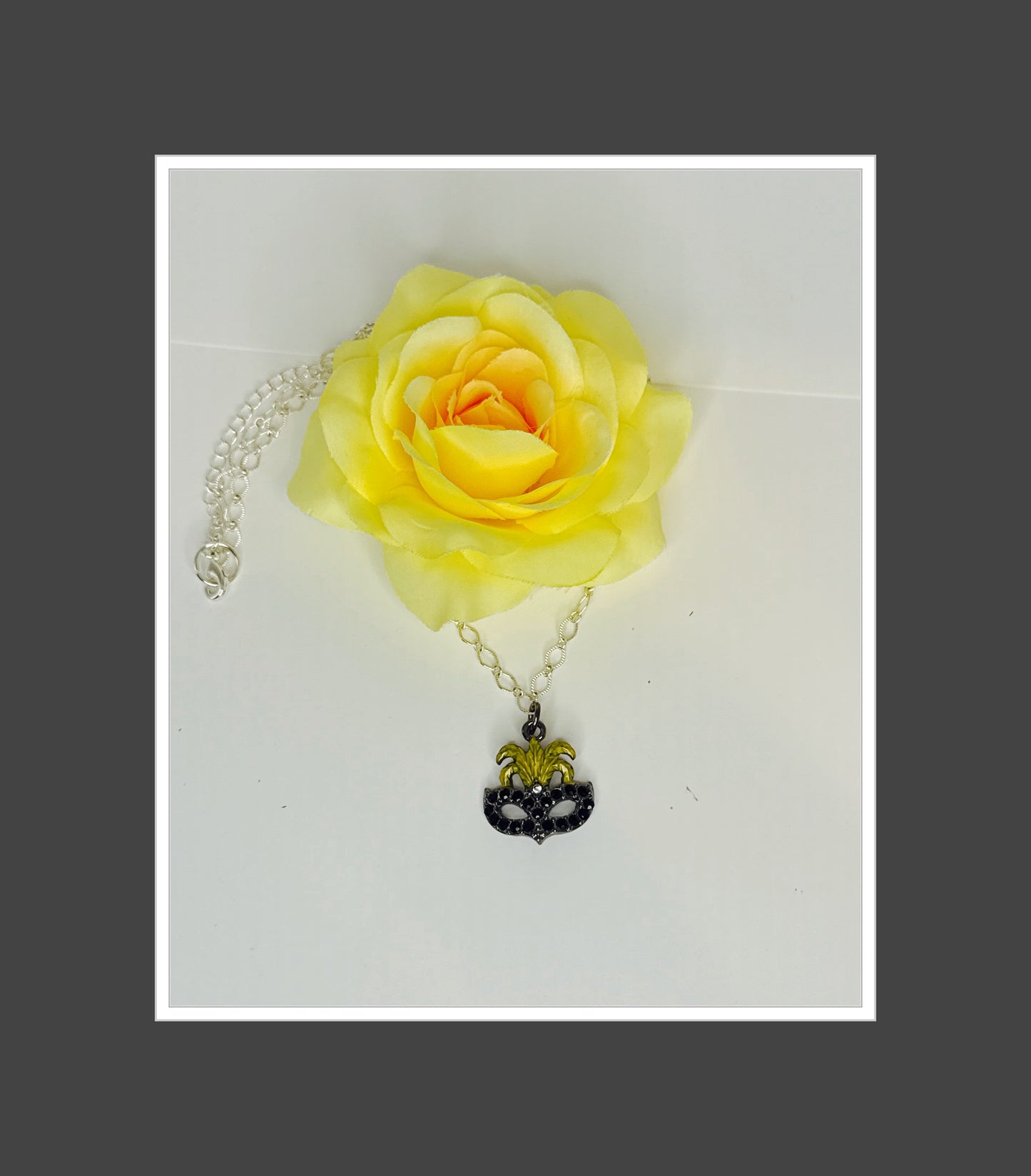 ✨*Mysterious Mardi Gras Mask Necklace*✨