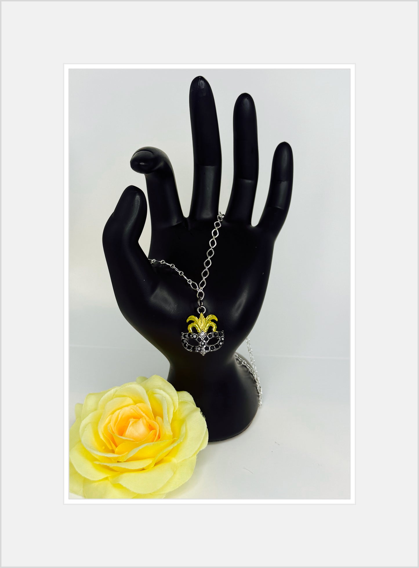 ✨*Mysterious Mardi Gras Mask Necklace*✨