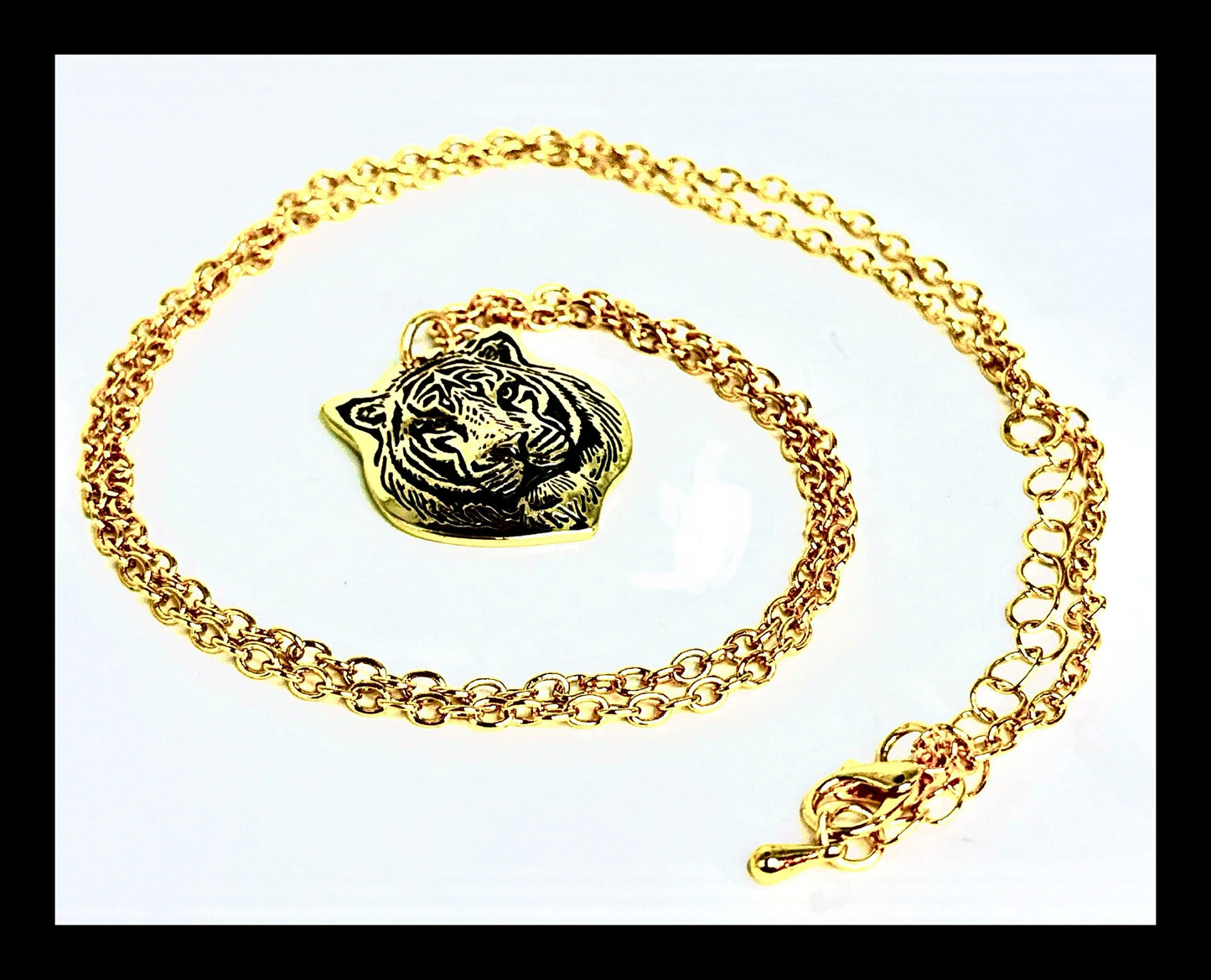 ✨Tenacious Tiger Medallion Necklace✨