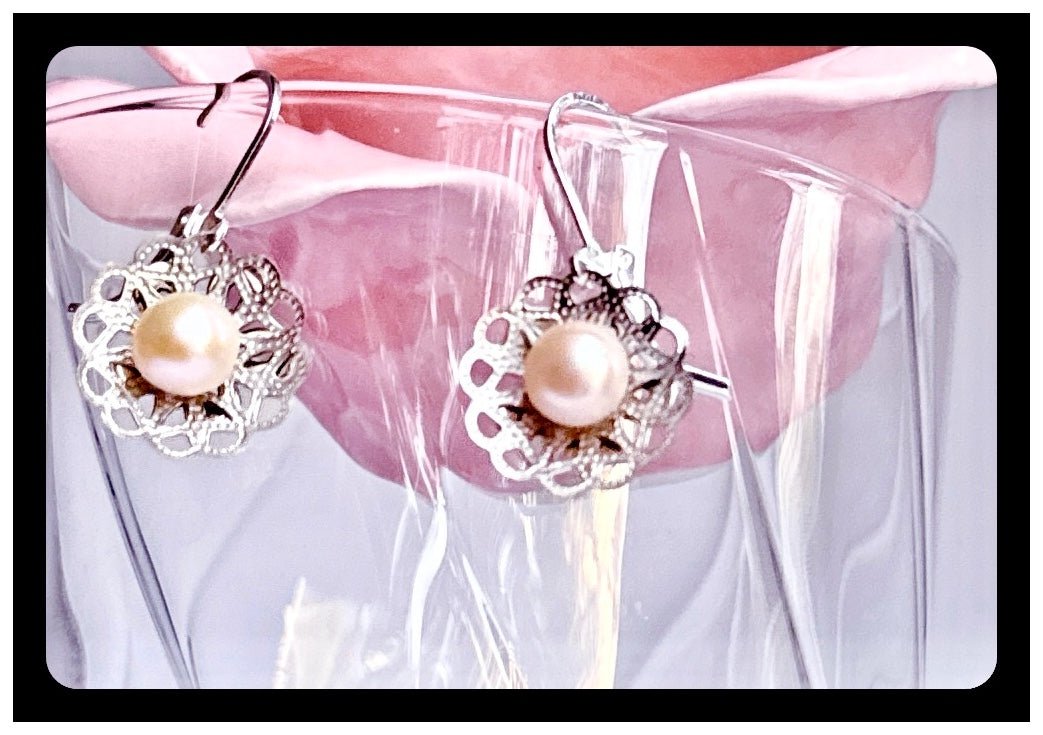 ✨Silver-Cradled Pearl Earrings✨