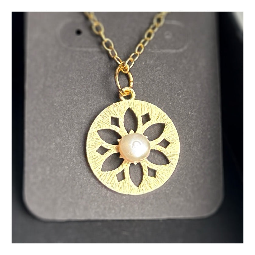 ✨The World is Your Oyster Necklace✨