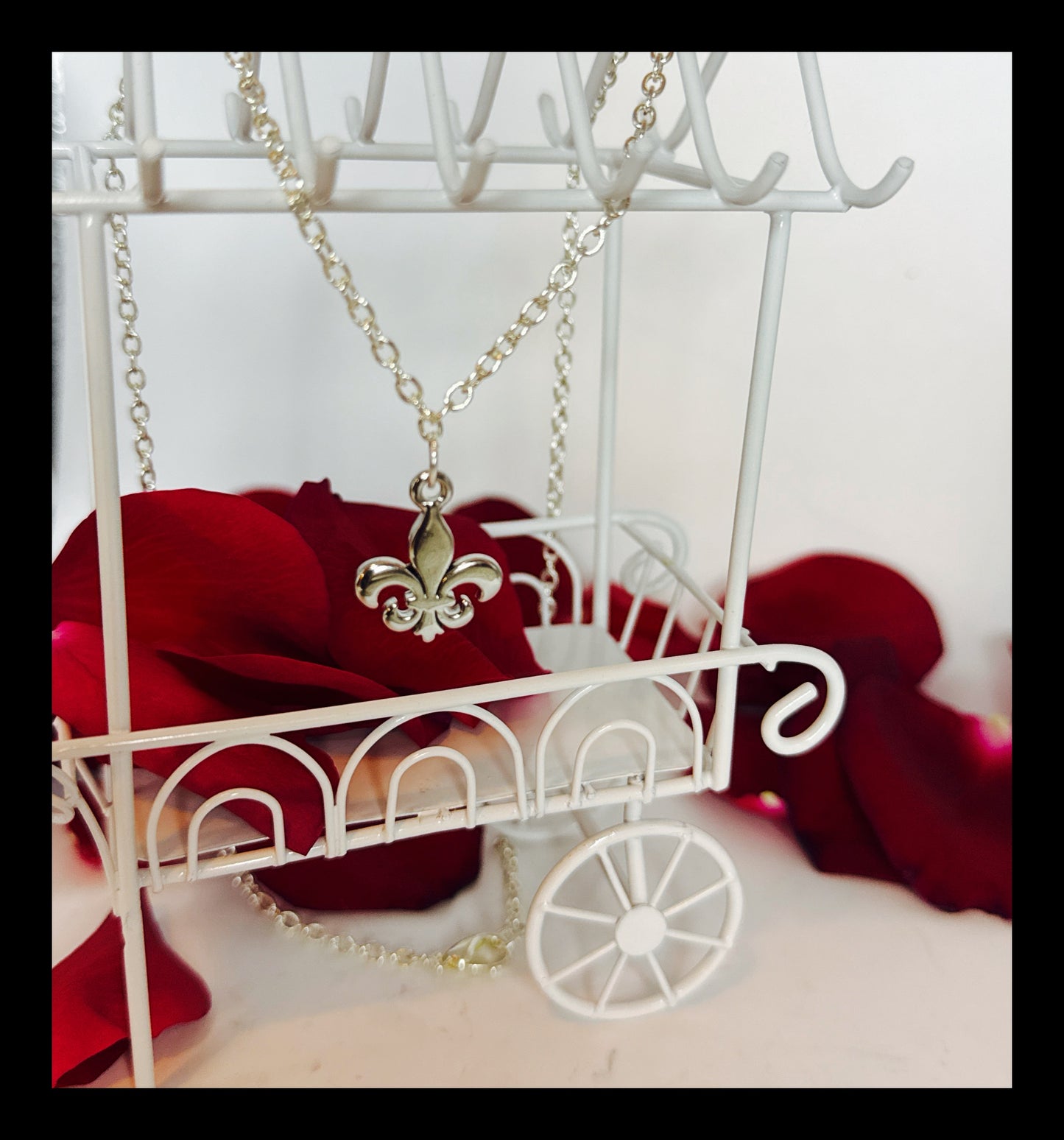 ✨Simply Stunning Silver Fleur de Lis Necklace✨