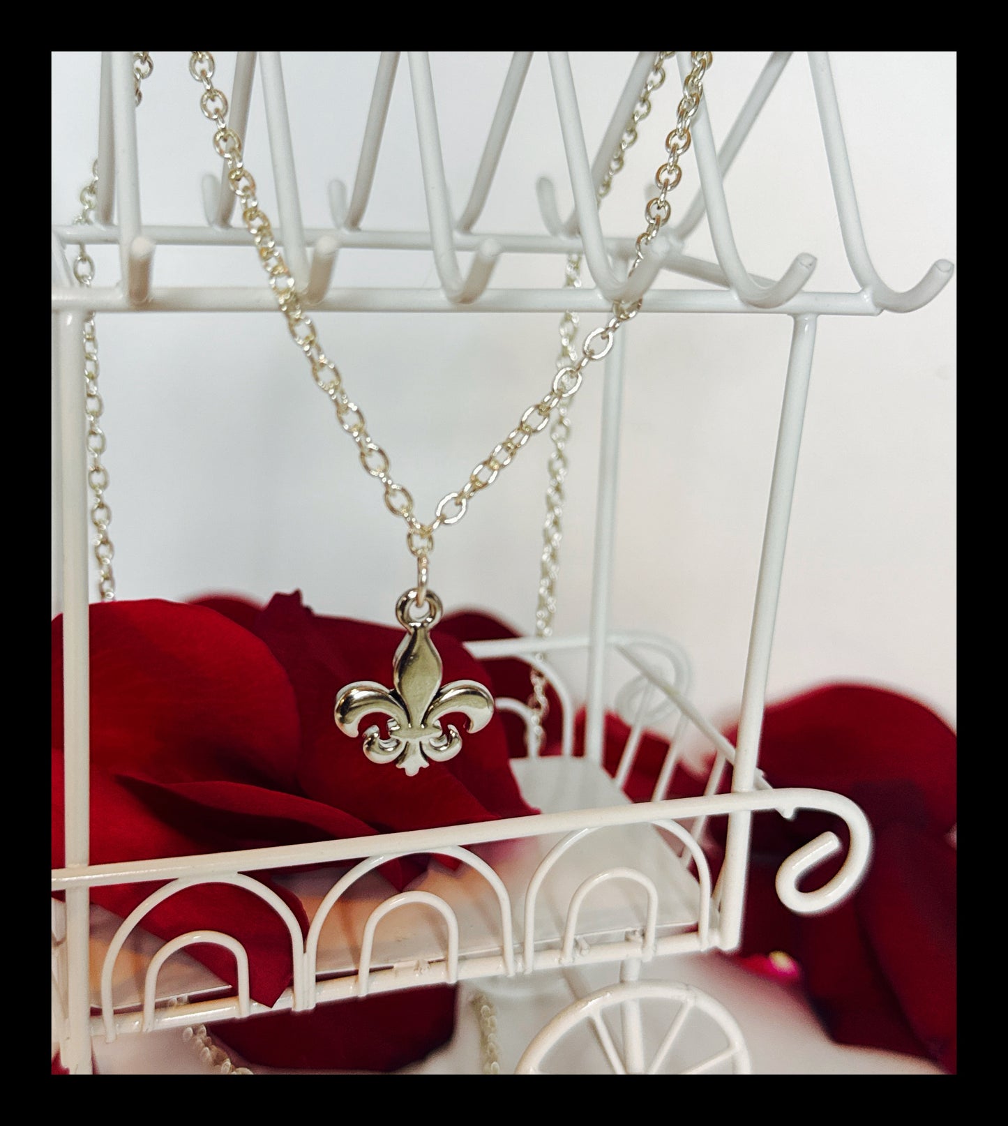 ✨Simply Stunning Silver Fleur de Lis Necklace✨