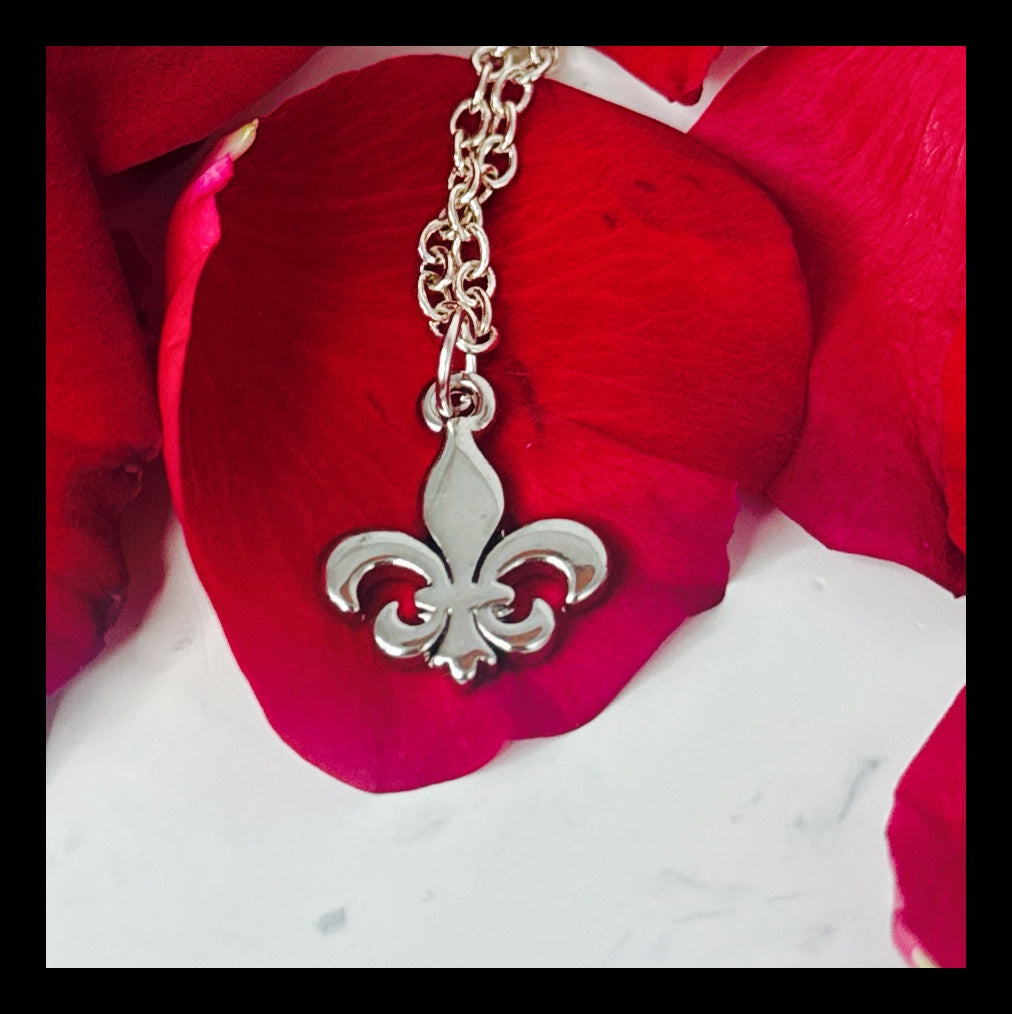 ✨Simply Stunning Silver Fleur de Lis Necklace✨