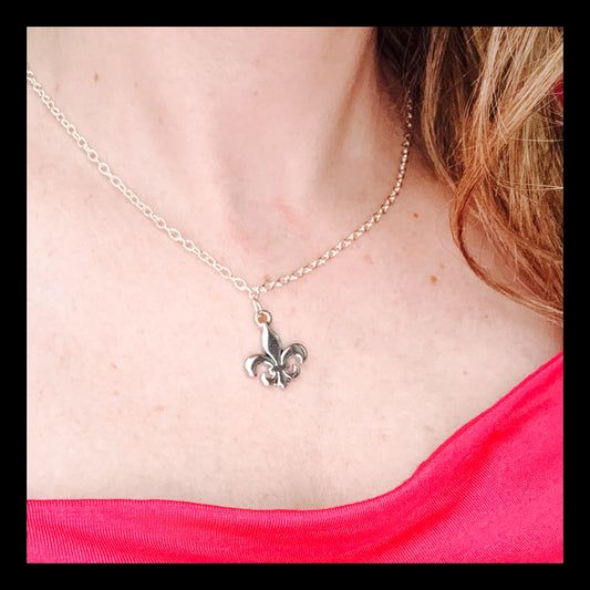 ✨Simply Stunning Silver Fleur de Lis Necklace✨